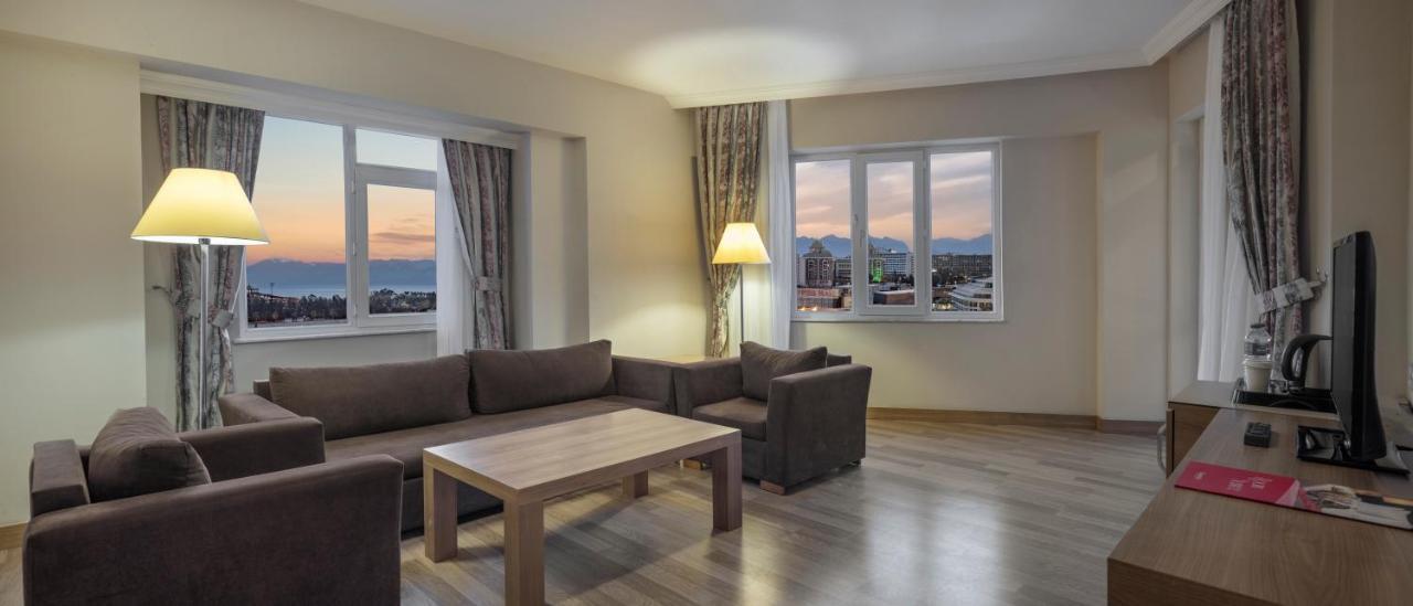 מלון Ramada By Wyndham Lara 5*