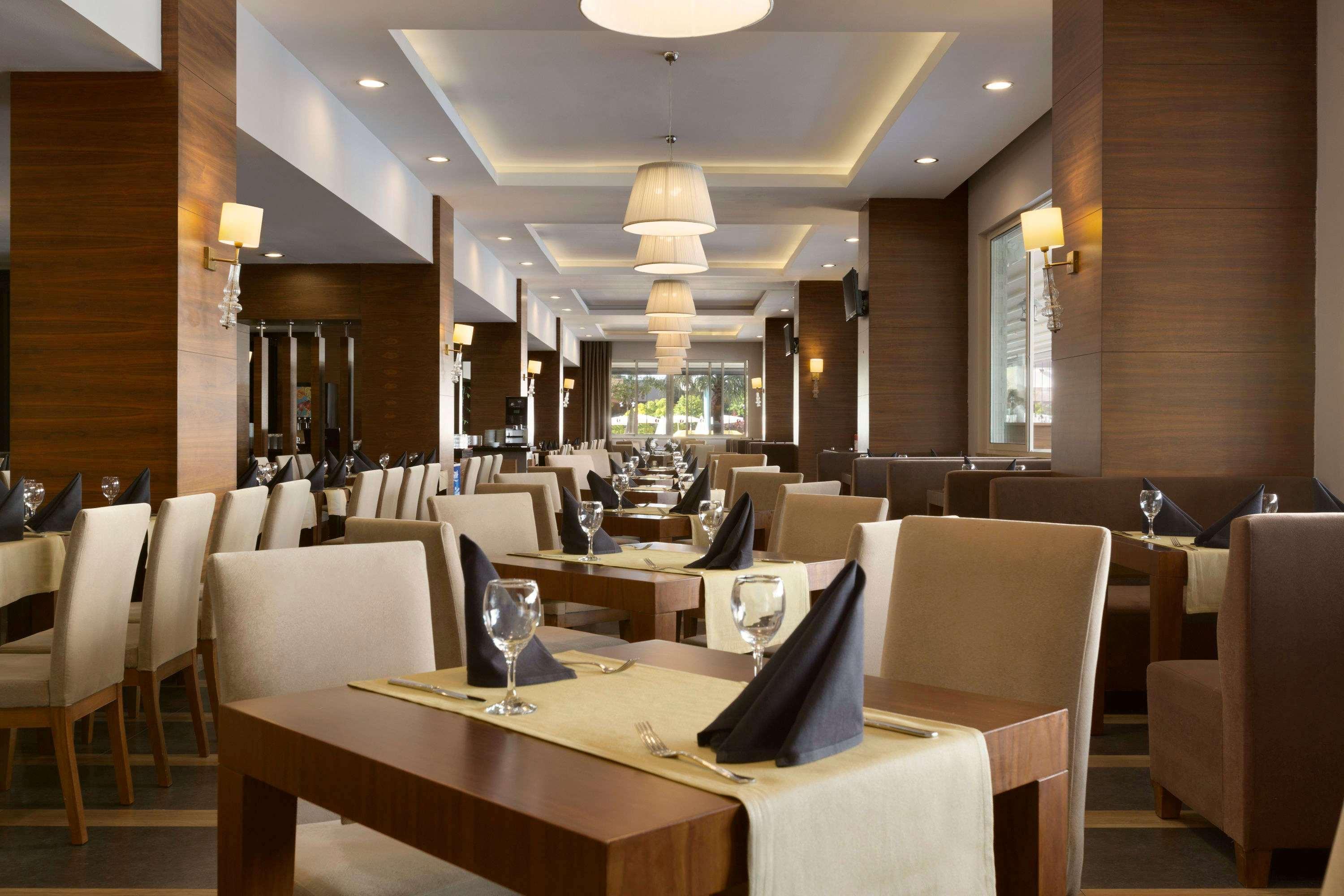 Ramada By Wyndham Lara מלון