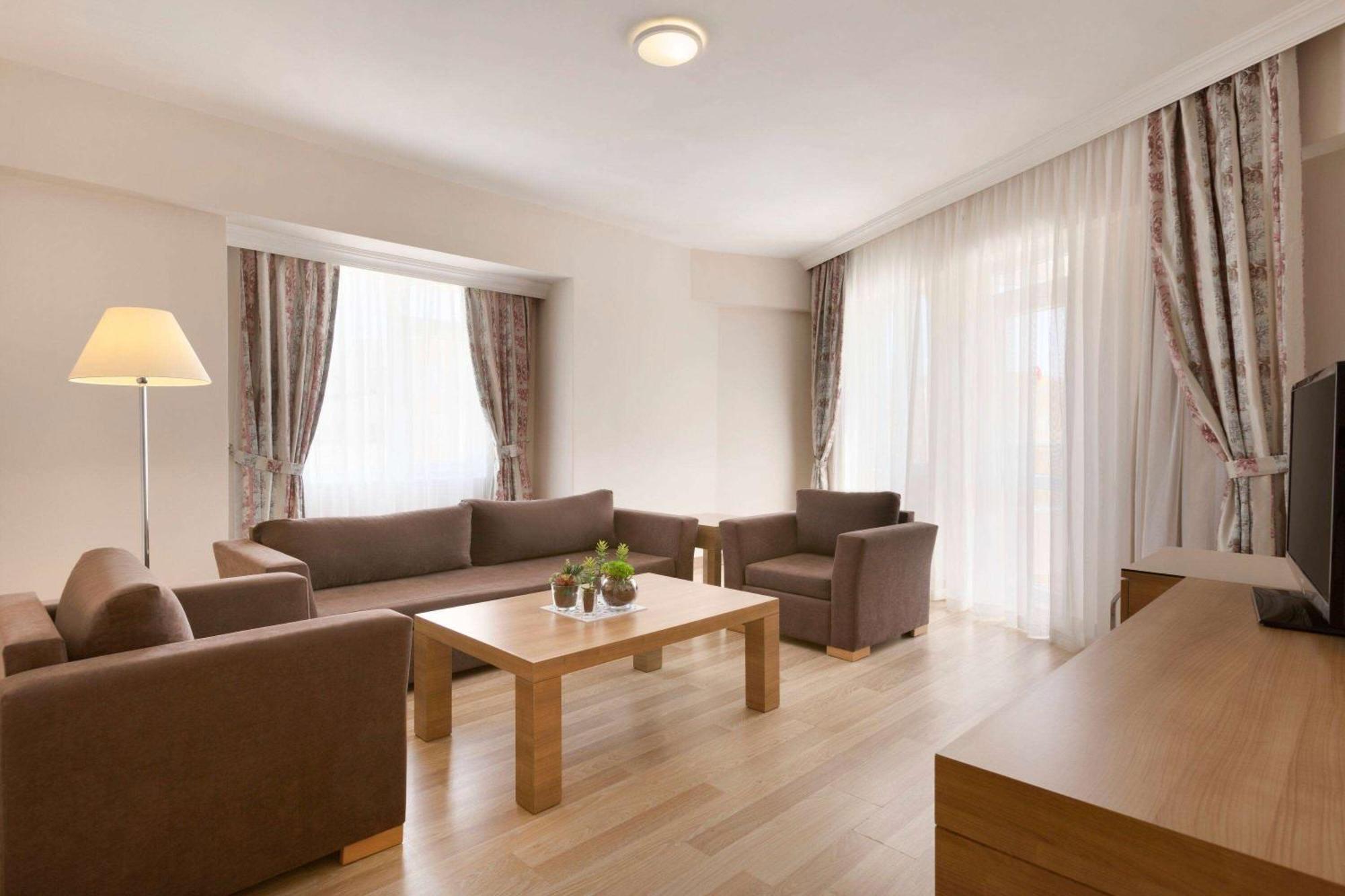 Ramada By Wyndham Lara מלון 5*