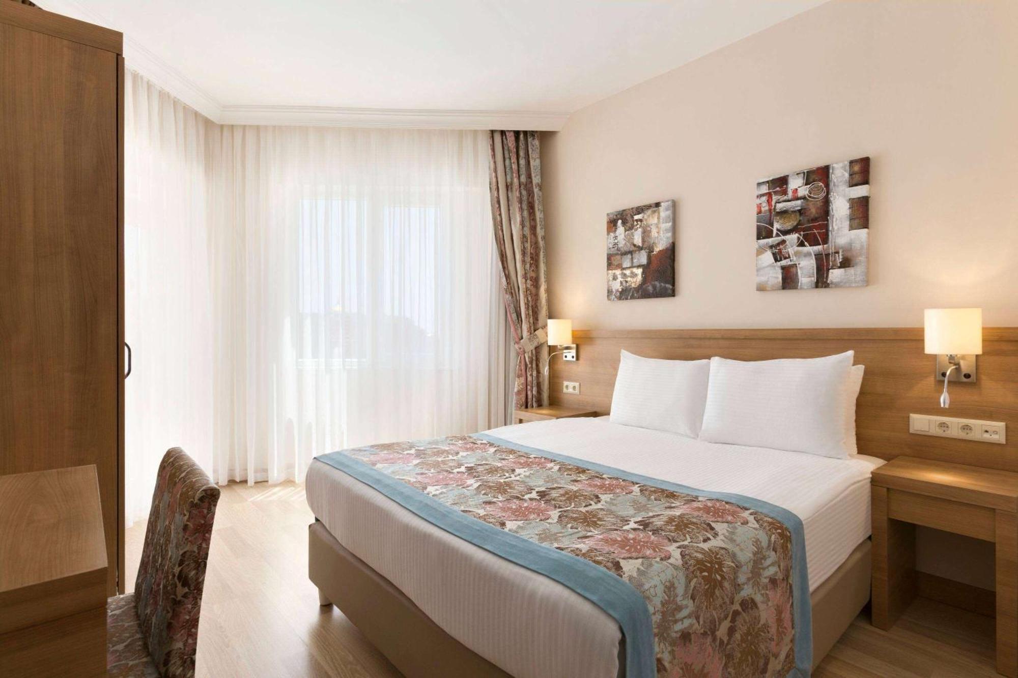 מלון Ramada By Wyndham Lara