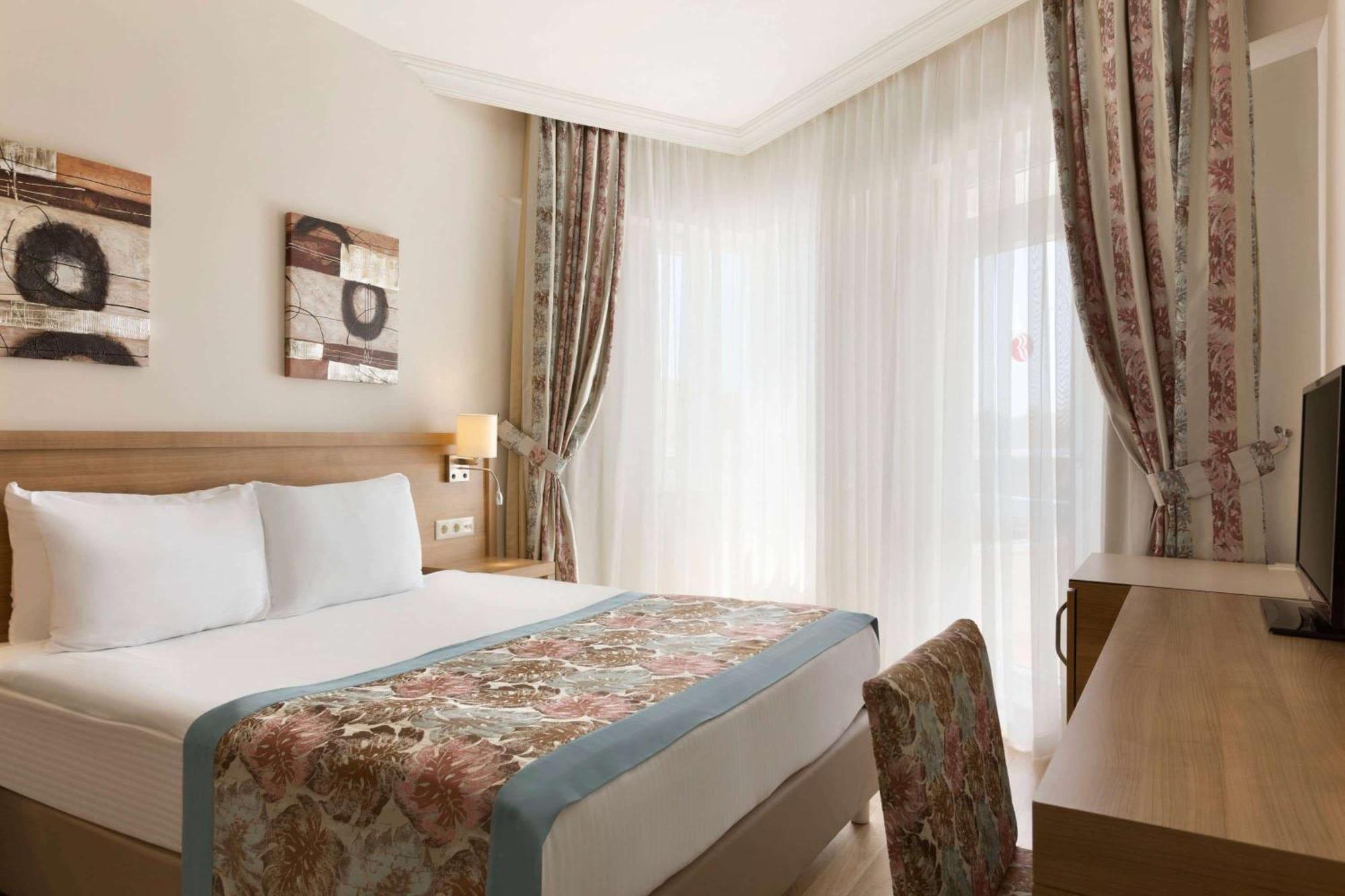 Ramada By Wyndham Lara מלון